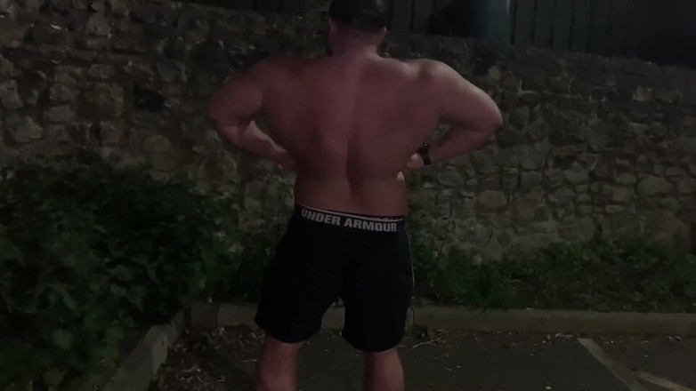 Jack stacked: 駐車場でのジムのフレックストレーニング後