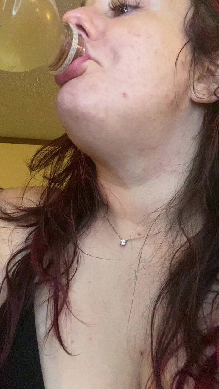 BellaBlast: Göttin chugs und schluckt einen großen grünen tee