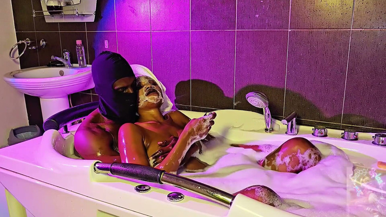 Sexxxy splash official: BBC Guy Gets Sloppy Bathtub Blowjob From Horny Wife