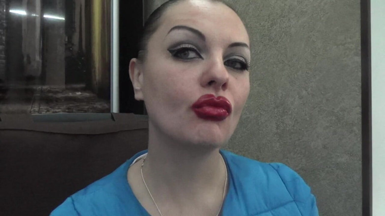 Goddess Misha Goldy: แต่งหน้าเซ็กซี่ริมฝีปากแดงยักษ์สูบบุหรี่