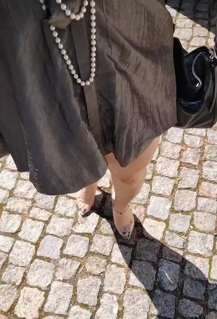 Joana Love: Procházka na hřbitově