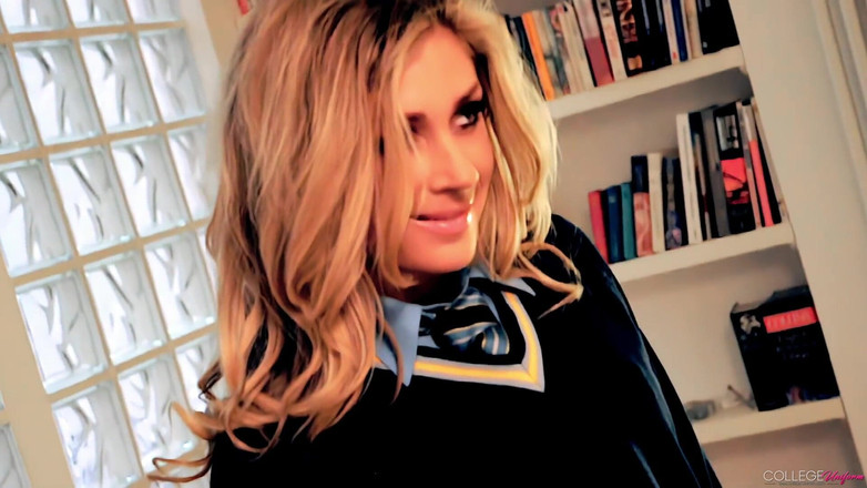 College Uniform: Shoot 2 yang menampilkan Julia Crown