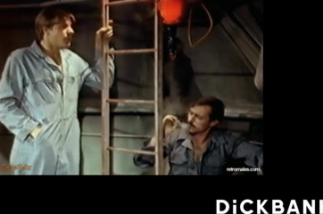 Dick bank: Hung David Ashfield Michael Charles'ın sıkı götünü prezervatifsiz sikiyor