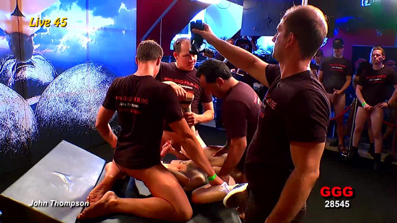 GGG John Thompson Studio: Ochelari asiatici, pumni, pumni, pizdă și fund care explodează, fântâni de...