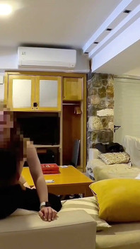 Gagica sexy este futută de băiatul pizza pentru a plăti factura