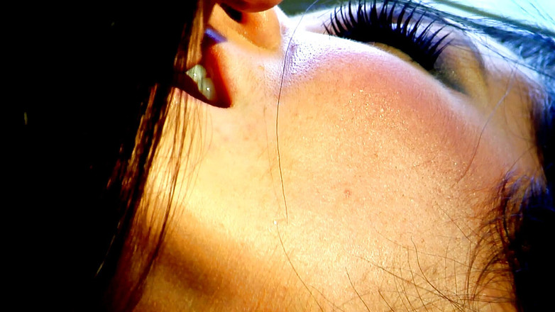 I kissed a girl and I liked it: Lesbianas tetonas tienen un tiempo sexy con un consolador