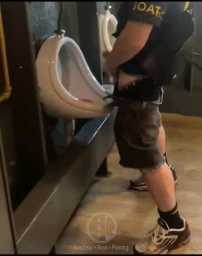 AmateurBoysPissing: Un Amateur Surpris Dans Un Urinoir Public (il N'arrive Pas Faire...