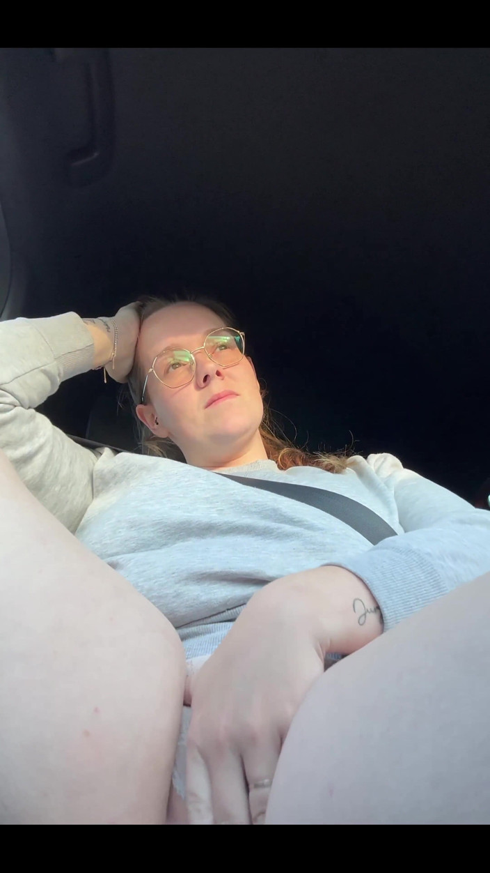 Naughty Mila: Я был так возбужден в нашей машине