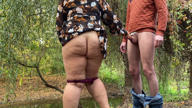 OurFetishLife: นมใหญ่หีหนา MILF รู้วิธีช่วยตัวเองกลางแจ้ง