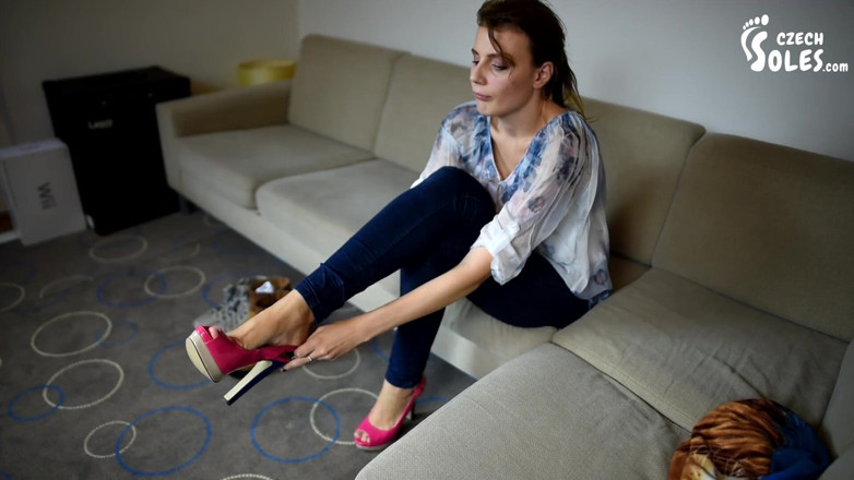 Czech Soles - foot fetish content: सेक्सी आराम से पैर देखने का बिंदु + जूते आजमाना