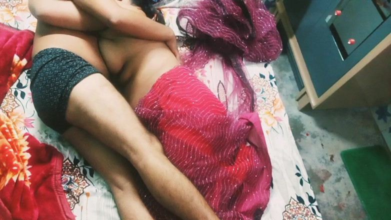 Manjushukla: Schönes indisches bhabhi in roter Farbe sari.