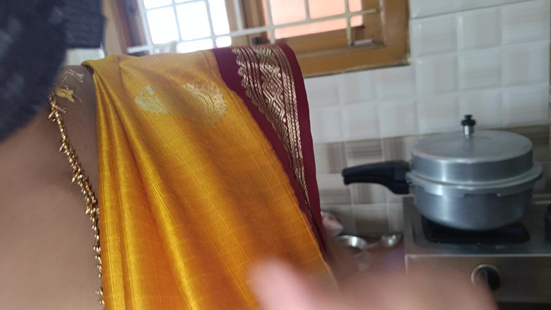 Pushpa porn: Casalinga con sorellastra che scopa in cucina