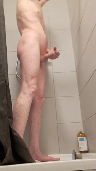 Handjob yang bagus di bilik mandi