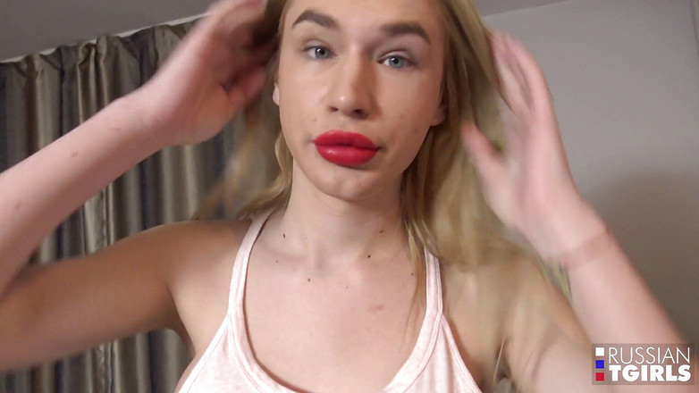 Russian Tgirls: Rus t-kız Alice Hilton boşalıyor