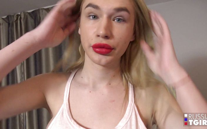 Russian Tgirls: Русский транс Alice Hilton кончает