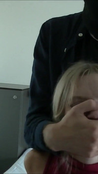 S kapucí, roubíkem a sténá: Do pusy mi nalepil xl pár bbw kalhotek!!