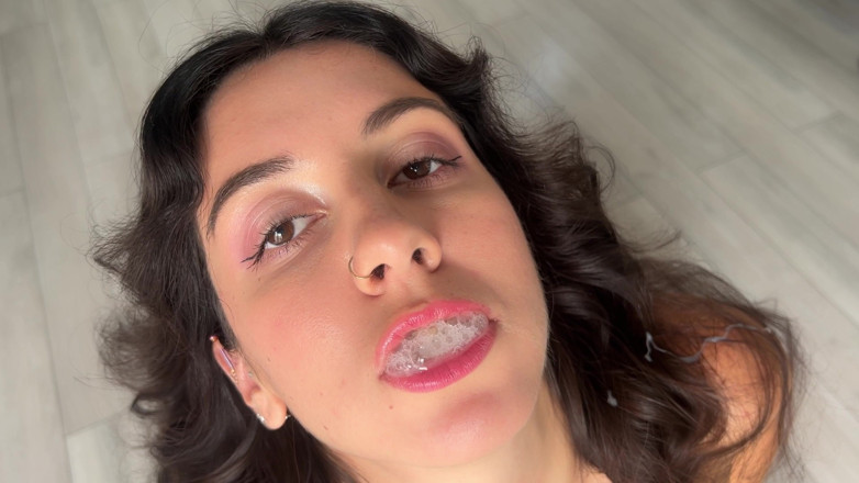 Katty West: in bocca giocando con lo sperma