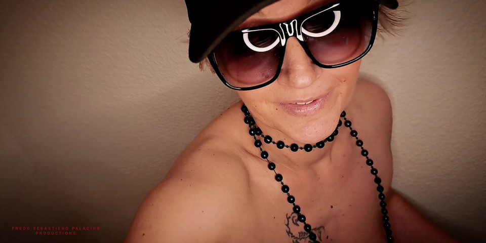 My First Video in the Toilet - Smoke and Piss - Full Video. (Karina S Palacios - Fredo Sebastieno Palacios)