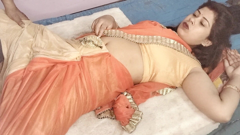 Mamta Bharti: Peguei minha esposa brincando ... e participei