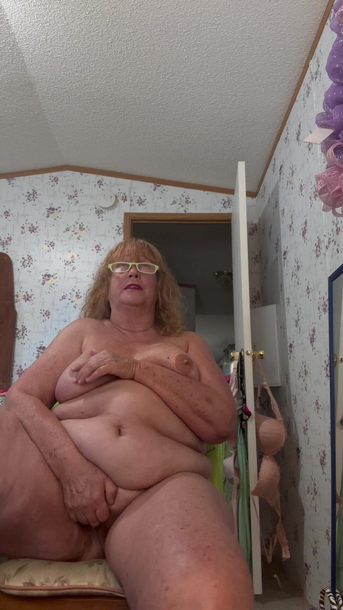 Big Ass 4 U: Masturbación, mojada y gemidos para la abuela