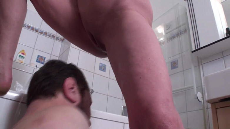 Foot Girls: Piss and foot play in the bathroom