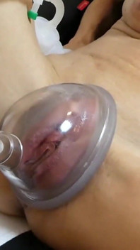 Milf bombea su coño al máximo antes de ser follada con chorreo de leche y chorro
