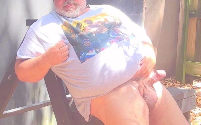 Hand-Free-Daddy-Chub: Fat Mall Cop åker på camping