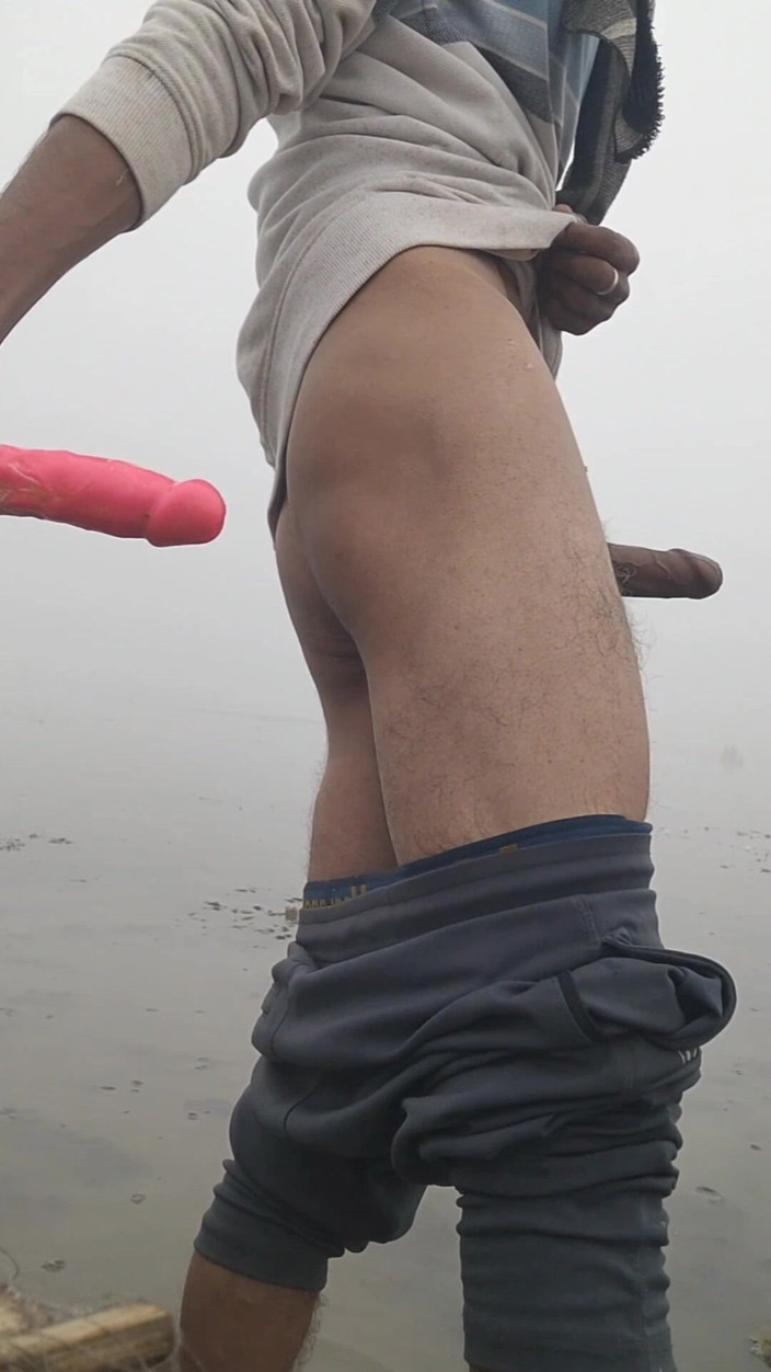 Desimast7: Un giovane ragazzo arrapato si scopa il culo con un...