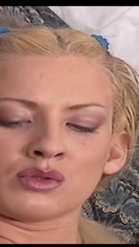 Silvia Est Hébergée Par Sa Cousine