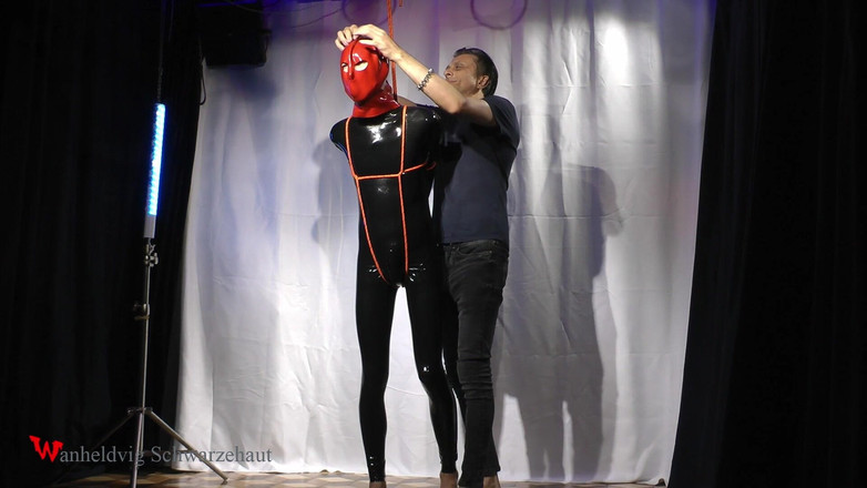 Wanheldvig: Nicky Doll în latex cu căluș și funie