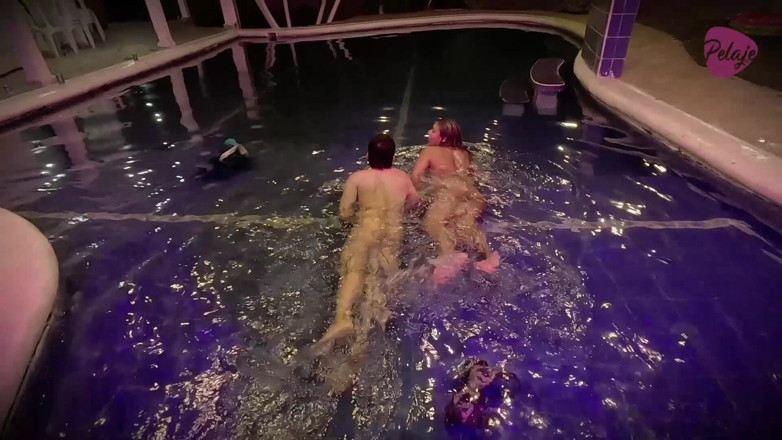 Pelaje mix: Merman Eats His Mermaid Friend's Pussy, and Then She Gets...