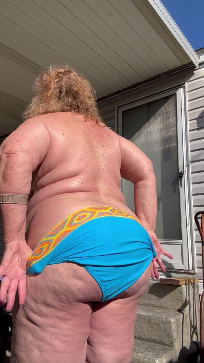 Big Ass 4 U: Berbogel di luar