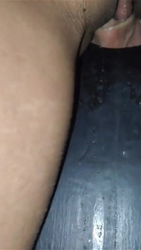 J’ai fait la queue au club échangiste et j’ai laissé tout le monde me baiser dans le gloryhole