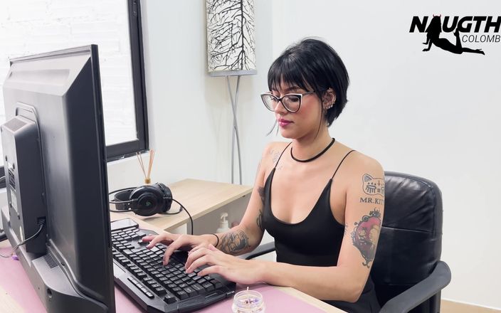 NaughtyColombia: La ragazza del call center si masturba con il suo...