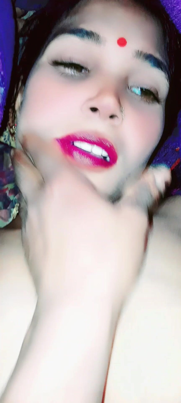 Renudbf: 아주 아름다운 형수를 혼자 찾은 후 섹스를 즐겼습니다. 그녀의 입술은 장미처럼 육즙이 많았고 그녀의 보지는 완전히 단단했습니다. 그녀의 젖꼭지는 놀라웠습니다. 내가 그녀