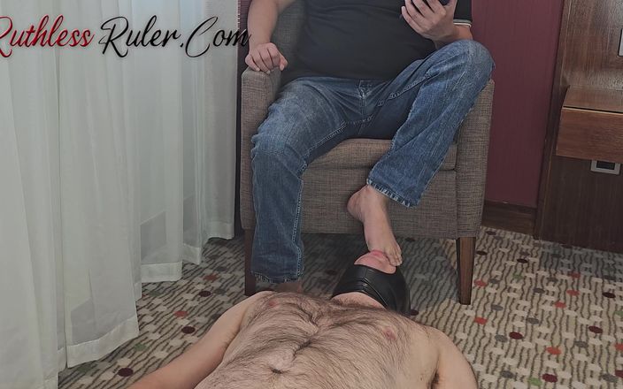 Ruthless ruler - maledom: 晨间脚和吐口水舔舐的男性荡妇