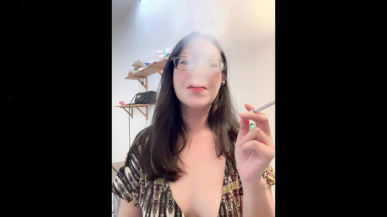 Smoking Asian: 真正的亚洲吸烟熟女：赤裸上身吸烟，咳嗽和乳白色乳房诱惑
