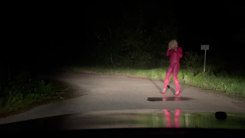 PervyLara: Buitenshuis pissen in een volledig roze rubberen pak