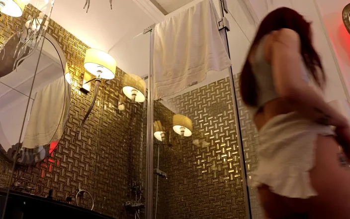 No panties TV: Hot and Sexy Meaty Pussy Redhead Girl Does a Show...