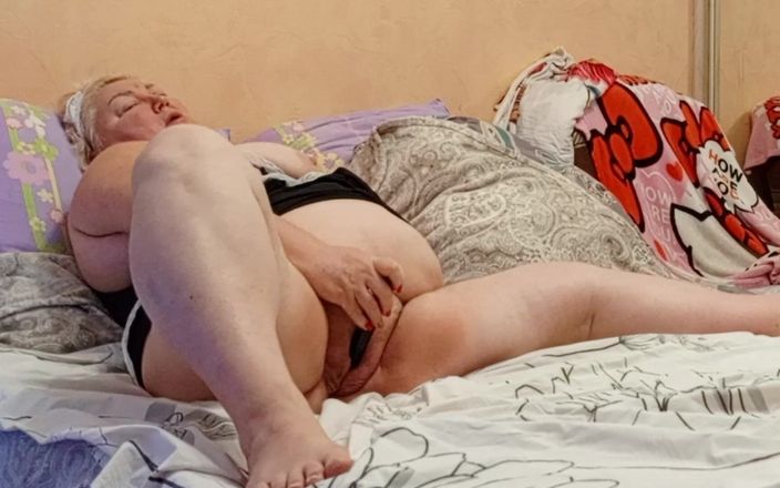 Zona901: Tchýně s velkými prsy si prstí kundičku epizoda 3