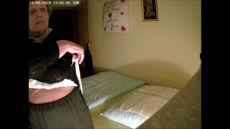 Heisseoma: Hete oma gaat slapen met een blanke onderbroek