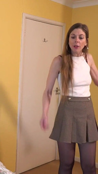 Ciocia - twoja wysoka milf gospodyni Alice Labirynt przyłapuje cię na kradzieży majtek
