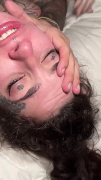De getatoeëerde submissive kan de opwinding bij echt harde seks niet beheersen!
