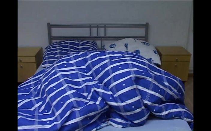 Deutschland porn: Lesbiene fierbinți cu ochelari se bucură de linsul pizdei
