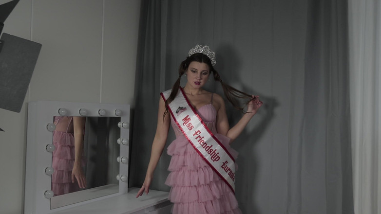 Ferrero: ミス・ユーラシアのメレナ・マリア・リアは、ビューティーページェントに緊張してステージに上がる前に自慰行為をします