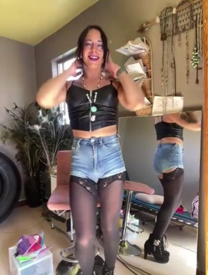 TSJade95: ライブ中のセクシーダンス