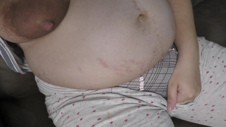 Milky Mari: Těhotná děvka manželka masturbuje v POV a ukazuje její sexy...