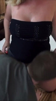 Hotwife condivisa in hotel