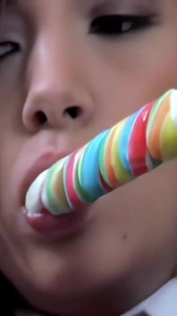 Lolly ร่วมแสดงกับ Samantha Buxton