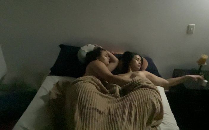 Zoe &amp; Melissa: बिस्तर पर जाने से पहले मिशनरी शैली में लेस्बियन सेक्स